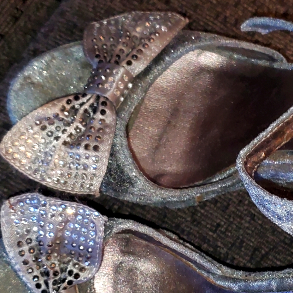 Velvet bow heel